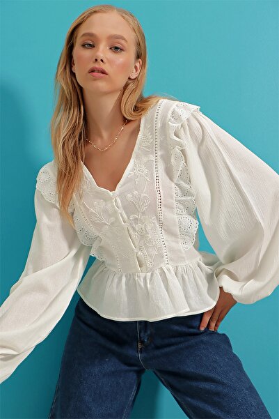 Trend Alaçatı Stili Bluză de damă albă cu decolteu în V feston și brodat ALC-...