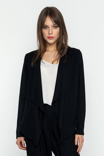 INVIDIA Kadın Siyah Asimetrik Kesim Ceket