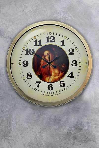 Kasva Concept 40 Cm Tumbled Metal Table Woman Wall Clock