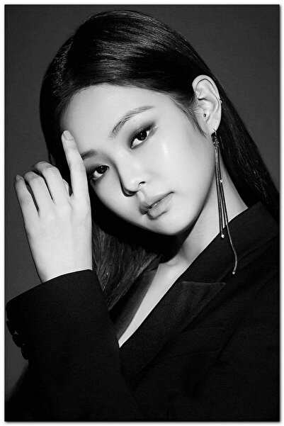 Cakatablo Ahşap Tablo Sevimli Vampir Jennie Blackpink Görseli (25x35 Cm Boyut)