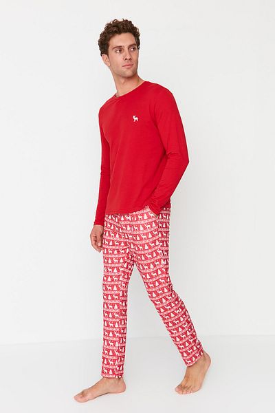 Trendyol Collection Rot bedrucktes Strick-Pyjama-Set mit regulärer Passform TMNAW23PT00022