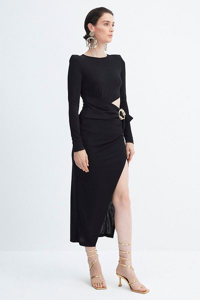 Trendyol Collection X Zeynep Tosun Abendkleid mit schwarzen Accessoires TPRAW23EL00401