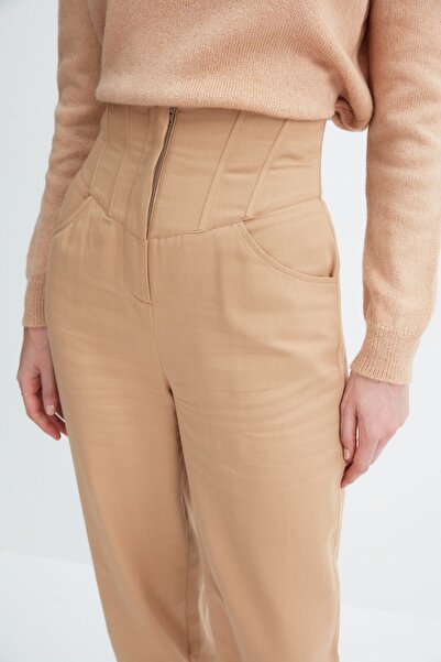 Trendyol Collection X Zeynep Tosun bézs fűző részletes nadrág TPRAW23PL00028