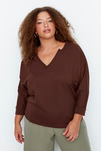 Trendyol Curve Braunes, gestricktes, dünnes Sweatshirt mit Patch und V-Ausschnitt
