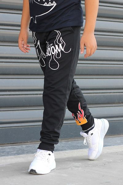 Çiggo Kids Pantaloni de trening pentru băieți cu 2 fire cu imprimeu cu flacără Boom