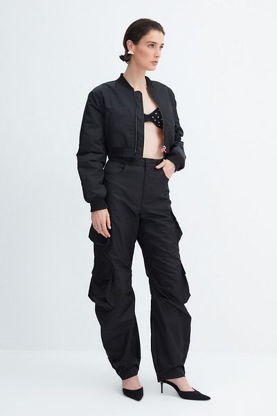 Trendyol Collection X Zeynep Tosun Black Cargo Pocket Detailní padákové kalhoty TPRAW23PL00035