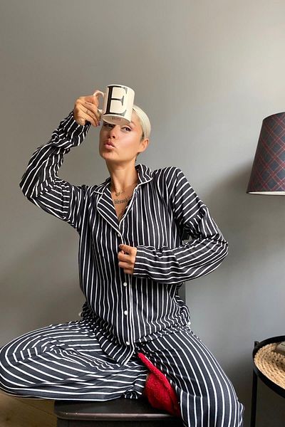 Pijamaevi Pyjama-Set aus langärmligem Samt mit Streifenmuster und Knöpfen vorne