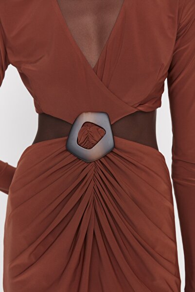 Trendyol Collection Κομψό κοντό πλεκτό βραδινό φόρεμα με αγκράφα κανέλας - TPRAW23EL00149