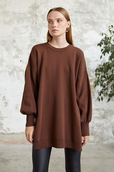InStyle Detailní pletený svetr s perlovým střapcem – hnědý