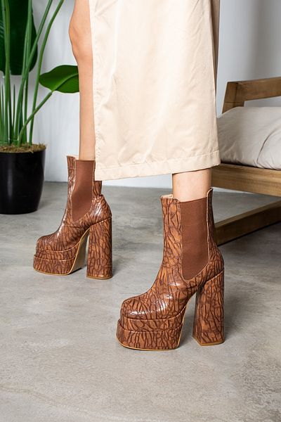 SHOEBELLAS Боти Regina с еластична платформа и крокодилска кожа в кафяво