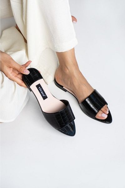 Vivace Women's Black Pointed Toe Slippers