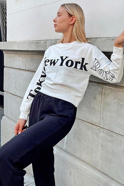 Swist Weißes Crop-Sweatshirt für Damen mit bedruckter Vorderseite und Ärmeln