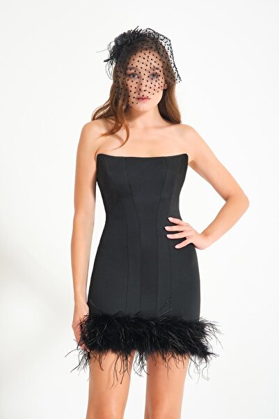 TARA COŞKUNTUNCEL Tina Siyah Straplez Tüy Detaylı Mini Elbise