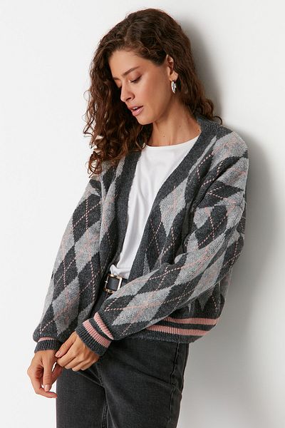 Trendyol Collection Šedá měkká textura pleteniny s diamantovým vzorem Cardigan TWOAW23HI00596