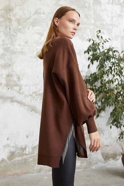 InStyle Detailní pletený svetr s perlovým střapcem – hnědý