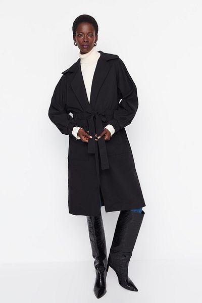 Trendyol Collection Schwarzer, übergroßer, langer, weit geschnittener Trenchcoat mit Kordelzug in der Taille und Gürteldetail TWOSS20TR0010