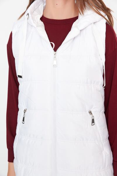 Trendyol Modest Λεπτομερές γιλέκο με λευκή κουκούλα τσέπης TCTAW23YL00005