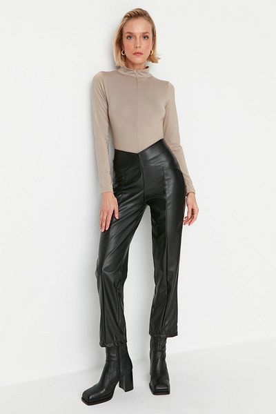 Trendyol Collection Schwarze gerade gewebte Kunstlederhose mit hoher Taille TWOAW23PL00277