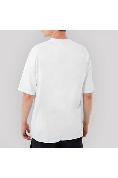 Z zepplin Lorna Shore și cu mine revin la un tricou alb supradimensionat