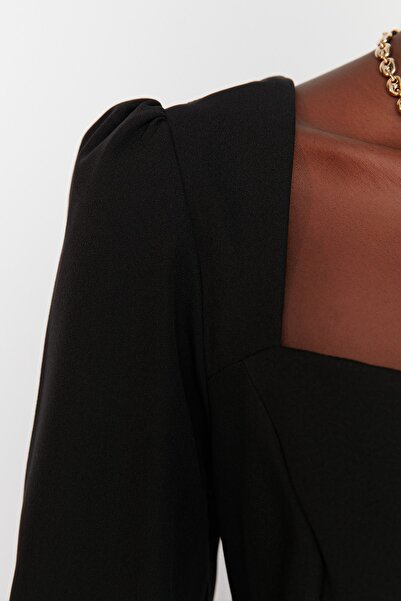 Trendyol Collection Schwarzes, körperbetontes, gewebtes Midikleid mit Gürtel TWOAW23EL00895