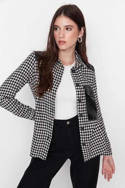 Trendyol Collection Czarna koszula z podwójną kieszenią TWOAW23GO00351