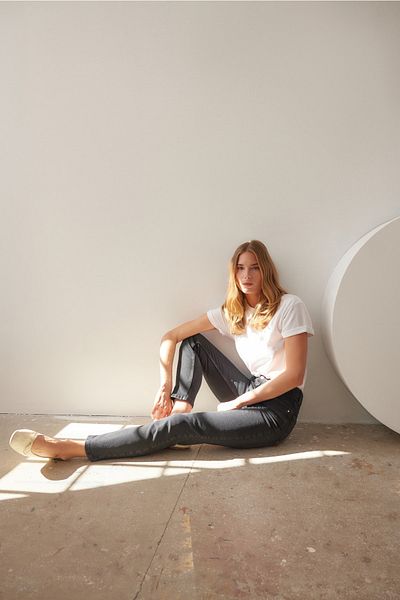 Trendyol Collection Schwarze, nachhaltigere Slim-Jeans mit hoher Taille TWOAW23JE00350