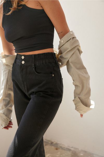 Trendyol Collection Schwarze, nachhaltigere Mom-Jeans mit hoher Taille und Detail TWOAW23JE00379