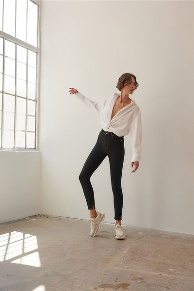 Trendyol Collection Czarne, bardziej ekologiczne jeansy obcisłe z wysokim stanem TWOAW23JE00360