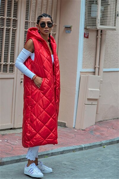 Keyifli Moda Kadın Kırmızı Kapüşonlu Cepli Baklava Desen Uzun Şişme Yelek