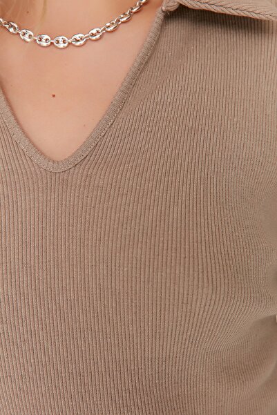 Trendyol Collection Mini žebrované elastické pletené šaty Polo s výstřihem TWOAW23EL01400