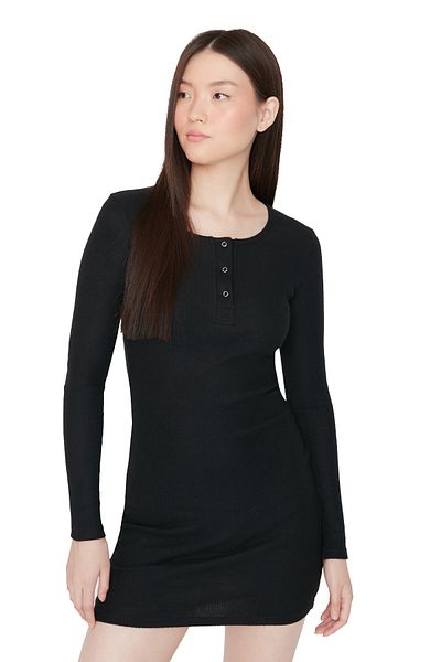 Trendyol Collection Černý detail se zapínáním na zapínání, mini žebrované elastické pletené šaty s čtvercovým výstřihem TWOAW23EL01393