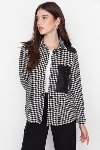 Trendyol Collection Czarna koszula z podwójną kieszenią TWOAW23GO00351