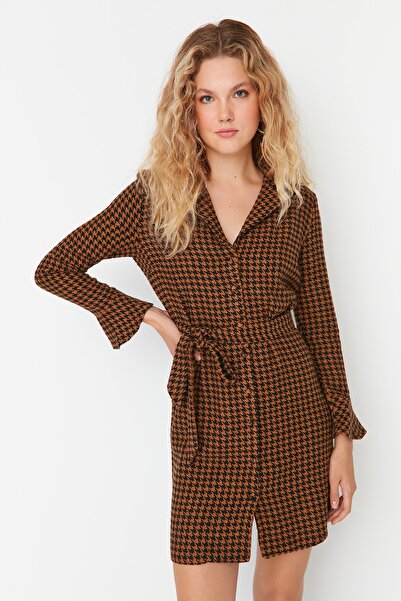 Trendyol Kollektion Braunes Hemdkleid mit Hahnentrittmuster und Webmuster TWO...