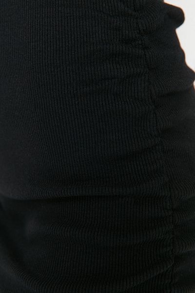 Trendyol Collection Schwarzes, tailliertes, geripptes, flexibles Strick-Bleistiftkleid mit Mini-Kragen und Raffung TWOAW23EL01396