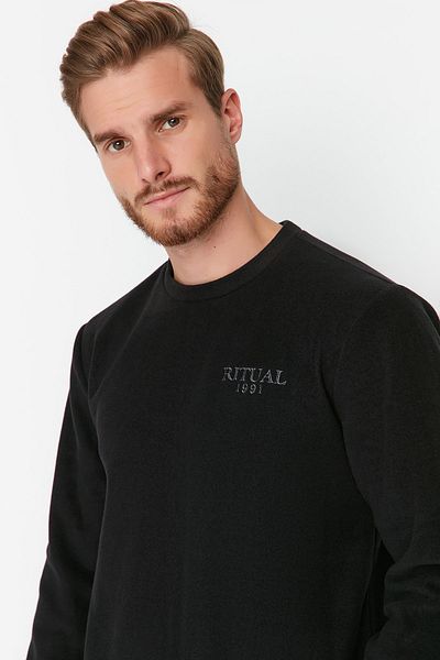 Trendyol Collection Schwarzes Fleece-Sweatshirt mit Rundhalsausschnitt – Anti-Pilling, Textdruck, TMNAW23SW00340