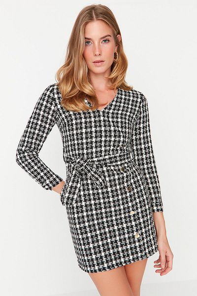 Trendyol Collection Schwarzes Super-Mini-Webkleid mit Gürtel TWOAW23EL00405
