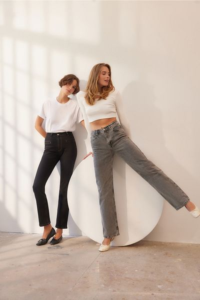 Trendyol Collection Schwarze, nachhaltigere Bootcut-Jeans mit hoher Taille TWOAW23JE00356