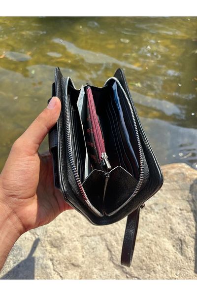DERKON Oslo Hand-held Black Wallet with Phone Compartment