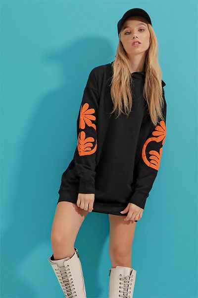 Trend Alaçatı Stili Dámská černá oranžová mikina s kapucí potištěné mikinové šaty ALC-018-109-010