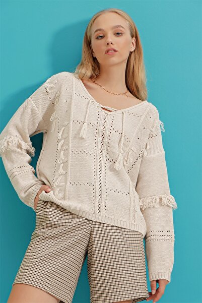 Trend Alaçatı Stili Beigefarbene Damenbluse mit V-Ausschnitt und durchbrochener Strickoptik ALC-X9251