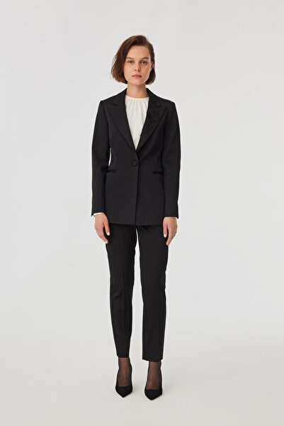 Exquise Parlak Görünümlü Yakası Nakış Detaylı Ceket