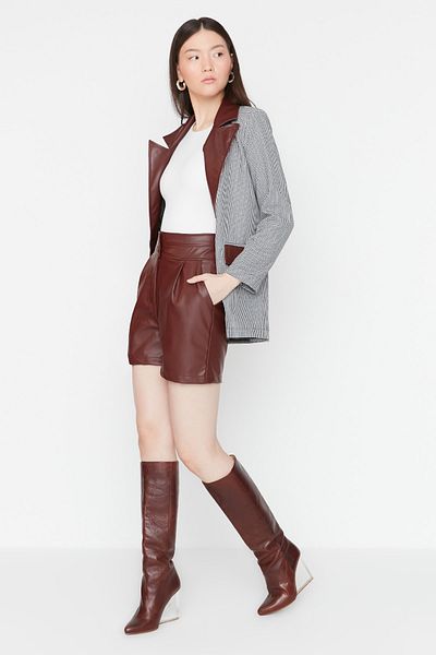 Trendyol Collection Burgunderrote Shorts aus gewebtem Kunstleder mit hoher Taille TWOAW23SR00048