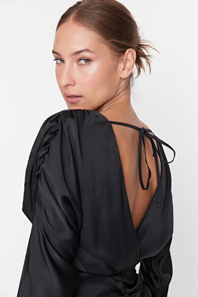 Trendyol Collection Saténové tkané černé krátké večerní šaty - TPRAW23EL00103