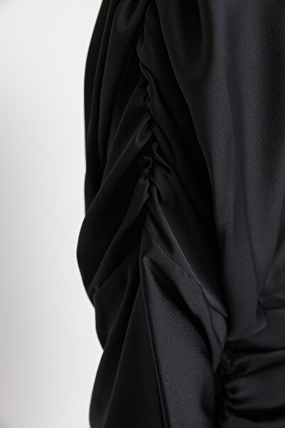 Trendyol Collection Saténové tkané černé krátké večerní šaty - TPRAW23EL00103