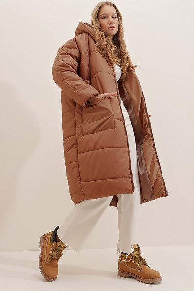 Trend Alaçatı Stili Damen-Puffermantel in Milchkaffee mit Kapuze und zwei Taschen, übergroß, ALC-X5164