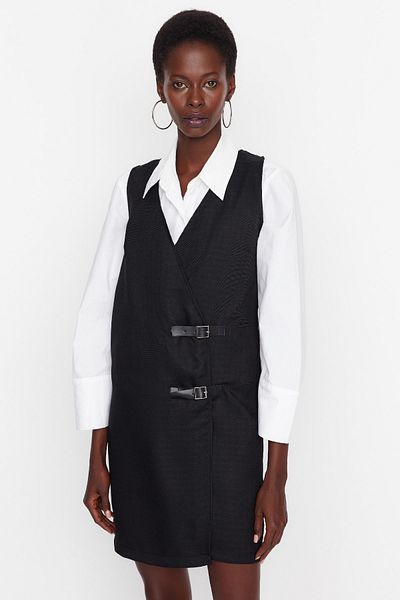 Trendyol Collection Schwarzes, gewebtes Minikleid mit Gilet-Gürteldetail TWOAW21EL0158