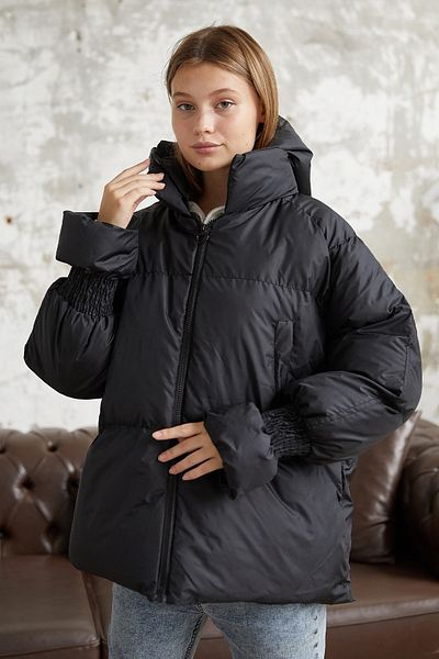 InStyle Monika krátký kabát s nabíranými rukávy - černý