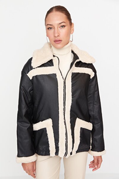 Trendyol Collection Černý plyšový podrobný kabátek TWOAW23MO00216