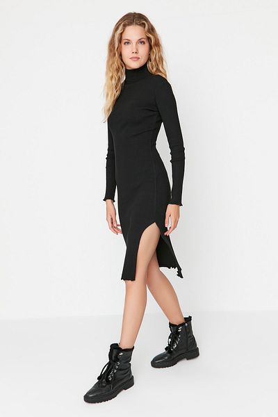 Trendyol Collection Černé elastické pletené šaty s vysokým výstřihem a vysokým výstřihem TWOAW23EL01404