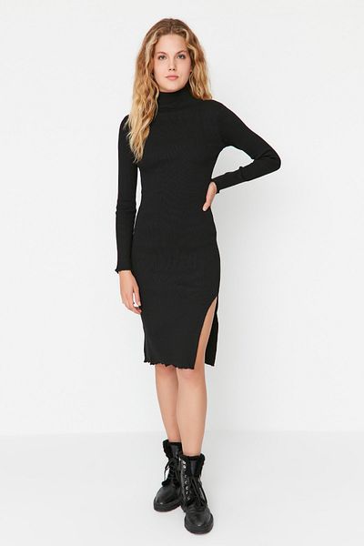 Trendyol Collection Černé elastické pletené šaty s vysokým výstřihem a vysokým výstřihem TWOAW23EL01404